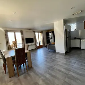Maison Spacieuse Avec Grand Jardin Et Parking à 20min De Lyon , Simandres France